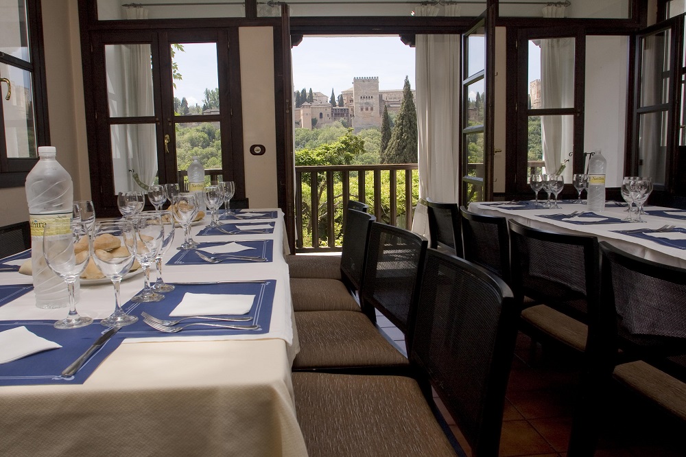Comedor con vistas a la Alhambra