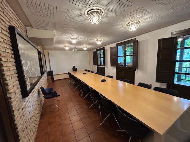 Sala de juntas con una mesa para reuniones