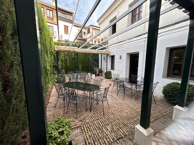 Terraza interior del Carmen con mesas de comedor